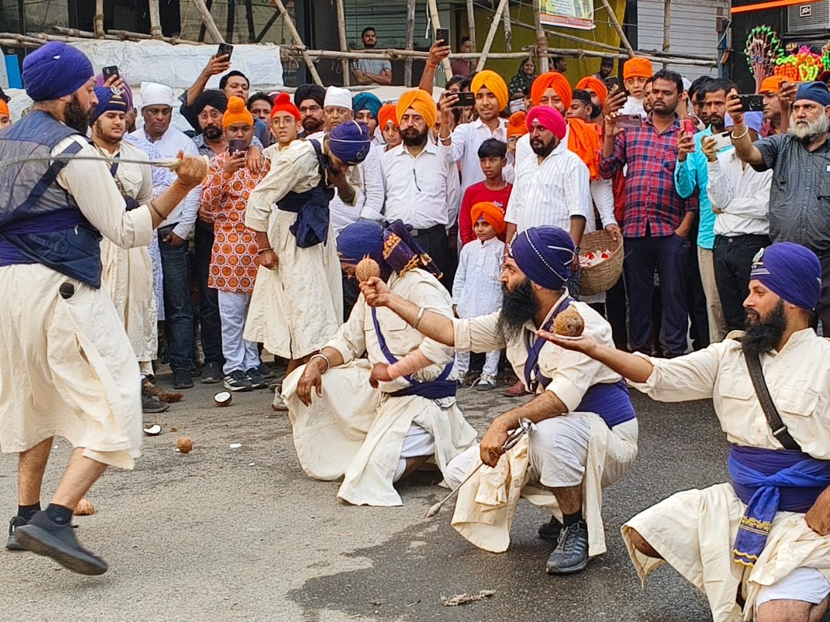 गिरिडीह में गुरु नानक देव का प्रकाश पर्व:  556वें प्रकाश पर्व पर निकली शोभायात्रा, शहर गुरु-वाणी से गूंजा – Giridih News