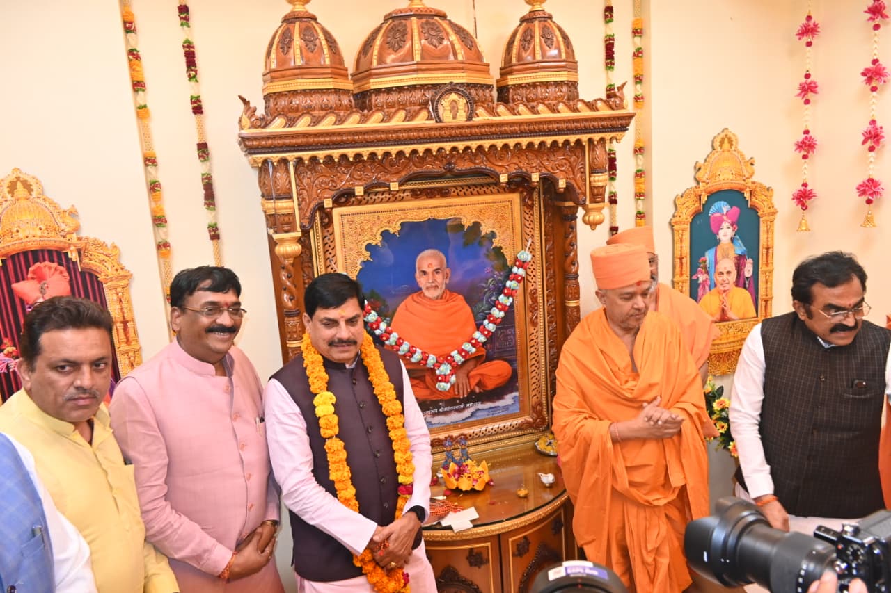 जबलपुर में स्थित स्वामीनारायण मंदिर में दर्शन करने के लिए पहंचे सीएम मोहन यादव।