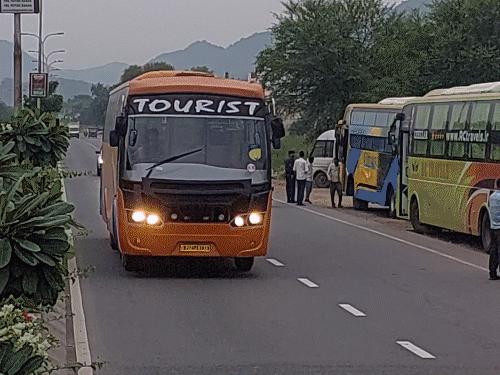 बस ऑपरेटर्स का कहना है कि यात्रियों की सुरक्षा के मानकों को ध्यान में रखते हुए बसों का संचालन करेंगे।