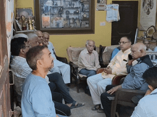 रामकरण के आवास पर मौजूद लोग और तैनात किया गया पुलिस बल।