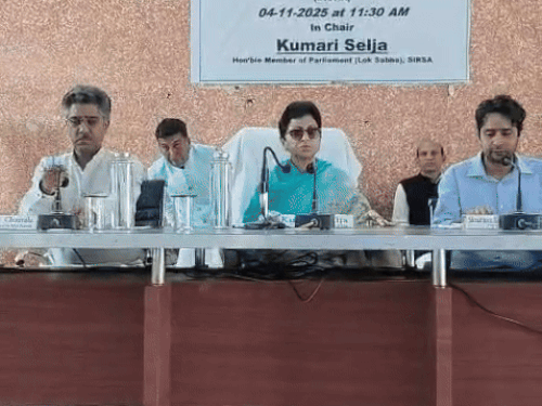 सिरसा में दिशा मीटिंग में भाग लेती सांसद सैलजा, विधायक आदित्य देवीलाल व अन्य।