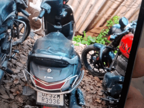 पुलिस को स्कूटी बरामद हो गई है। आरोपी की गिरफ्तारी नहीं हुई है।