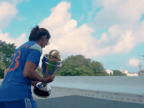 वर्ल्ड कप ट्रॉफी के साथ दिल्ली इंडिया गेट पर पोज देने जातीं महिला टीम की कैप्टन हरमनप्रीत।