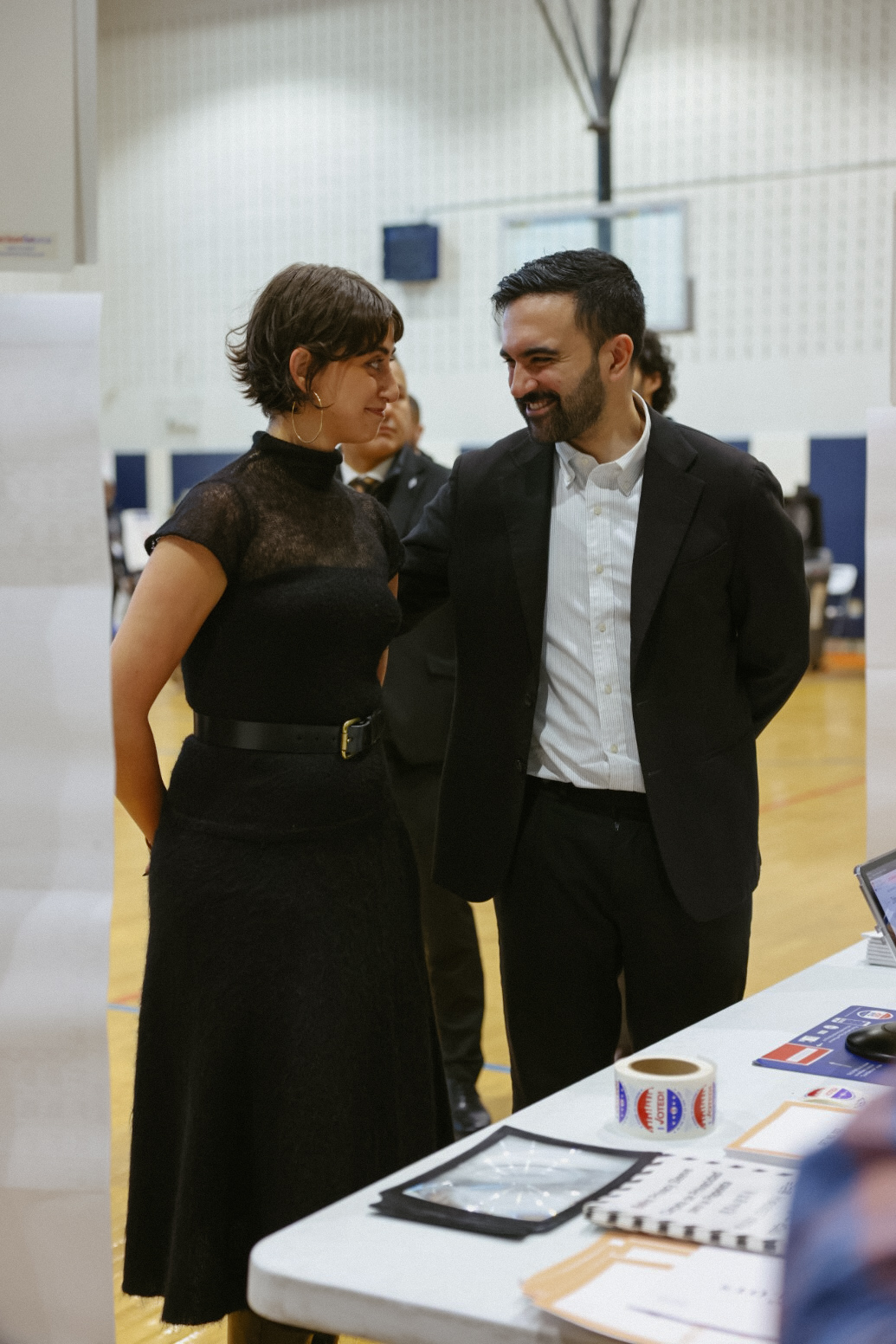 वोट देने के बाद पत्नी रमा दुवाजी के साथ जोहरान ममदानी।