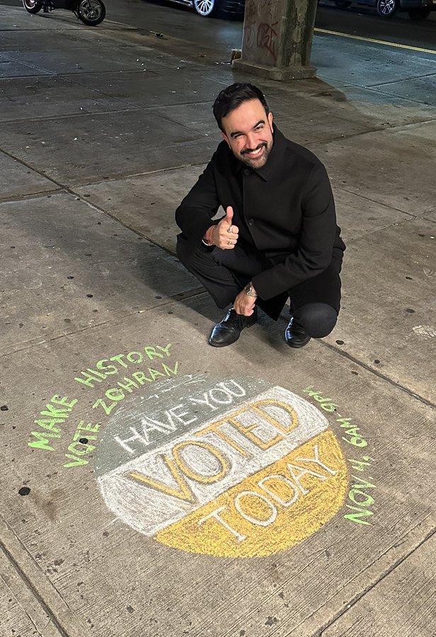 ममदानी अपने सपोर्ट में रोड पर बनी पेंटिंग दिखाते हुए।