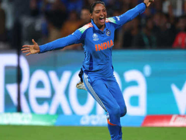 मैच का अंतिम कैच पकड़ने के बाद जीत मिलते ही झूमतीं हरमनप्रीत कौर। (फाइल शॉर्ट)