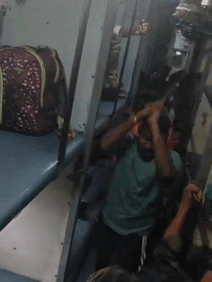 चलती ट्रेन में वेंडर ने यात्री को बेल्ट से पीटा…VIDEO:  झांसी में महंगा खाना देने का विरोध किया; गिड़गिड़ाने के बाद भी पीटते रहे – Jhansi News