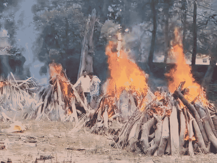 श्मशान घाट पर प्रदीप और उनकी पत्नी व दोनों बेटों की चिताएं एक साथ जलीं।