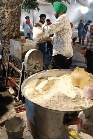 लंगर में आटा सानने के लिए लगाई गई मशीन।
