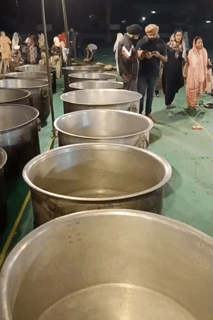 बड़े-बड़े भगोनों में बनाई जाएगी सब्जियां, पूरी रात भट्‌टी जलेंगी।