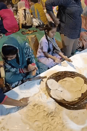 बड़ी संख्या में सेवा देने वाले लोग पहुंचे।