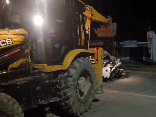 हादसे के बाद अर्टिगा कार का अगला हिस्सा पूरी तरह से पिच्चा हो गया। बुलडोजर से खींचकर लाया गया।