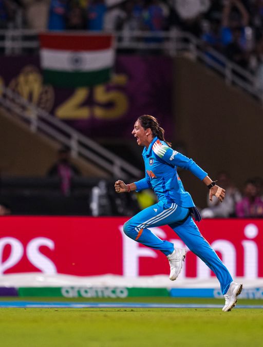 साउथ अफ्रीका की आखिरी बैटर का कैच पकड़ने के बाद भारत की कप्तान हरमनप्रीत कौर ने खुशी से दौड़ लगा दी।