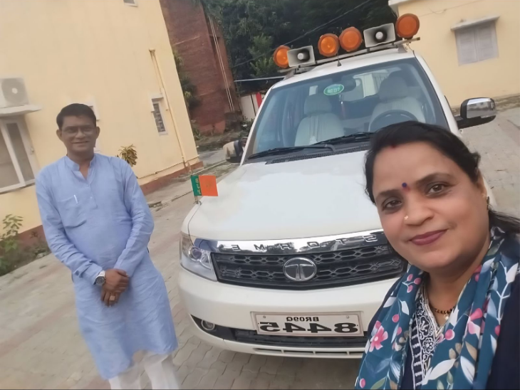 फूल जोशी ने हमें अपने फेसबुक पर बिहार चुनाव के कैंपेन के दौरान की तस्वीर दिखाई।