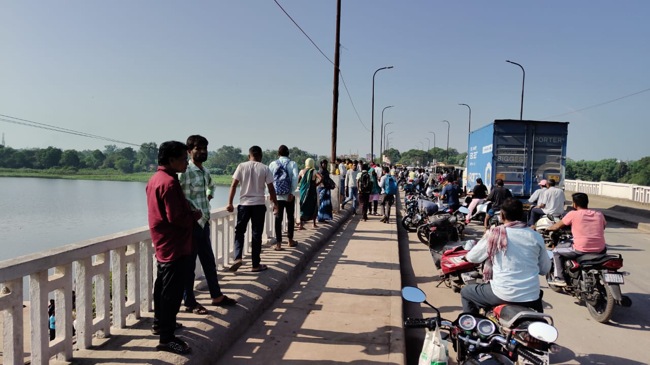अरपा पुल पर लोगों की भीड़ जुटी रही, रात होने की वजह से नहीं किया जा सका रेस्क्यू।