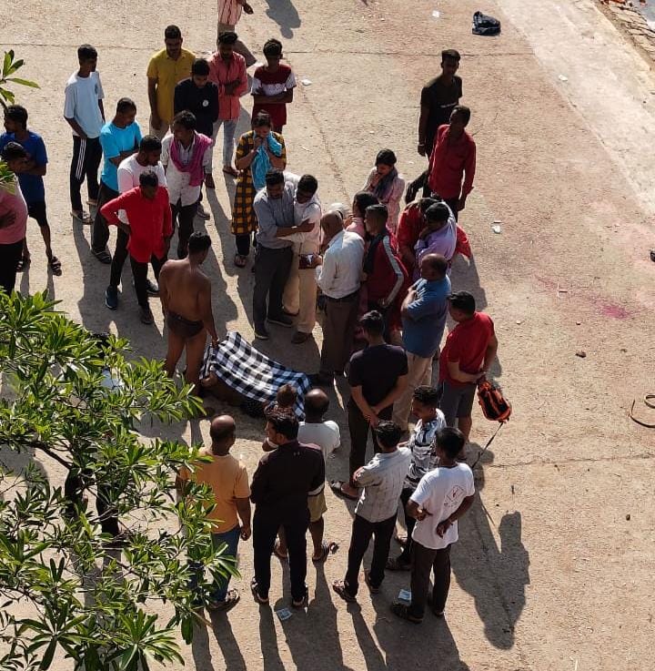 देर रात तक मोबाइल देख रही थी छात्रा, बहन के मना करने पर घर से निकल गई।