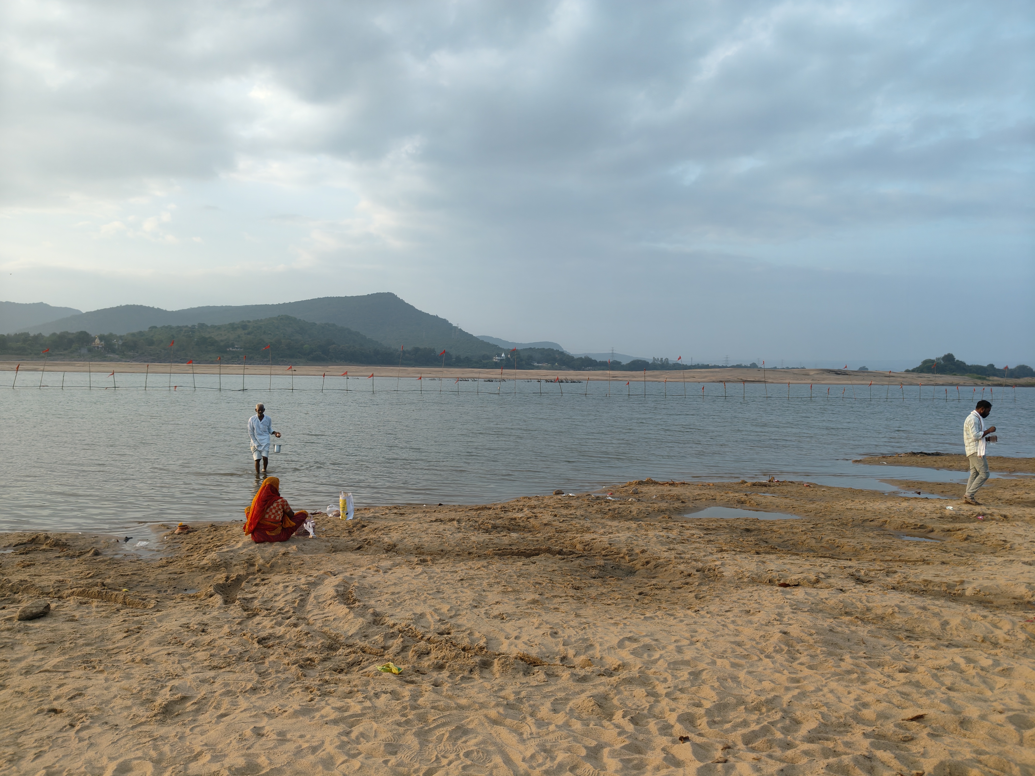 गहरे पानी से जाने से बचने के लिए बांस की बल्लियां लगाई गई हैं।