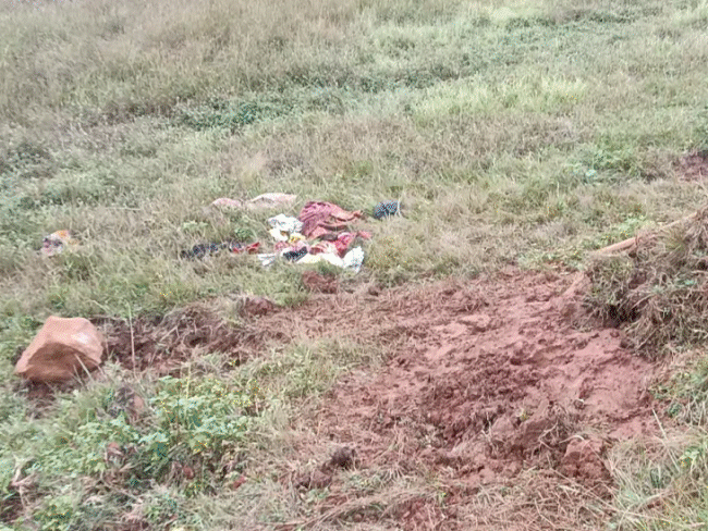 मौत के पांच दिन बाद प्रशासन ने कब्र से शव को निकाला है। ताकि जांच की जा सके।