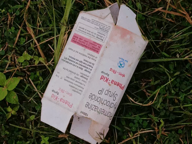 जिस सिरप को दिया गया उसका कवर परिजनों ने दिखाया।