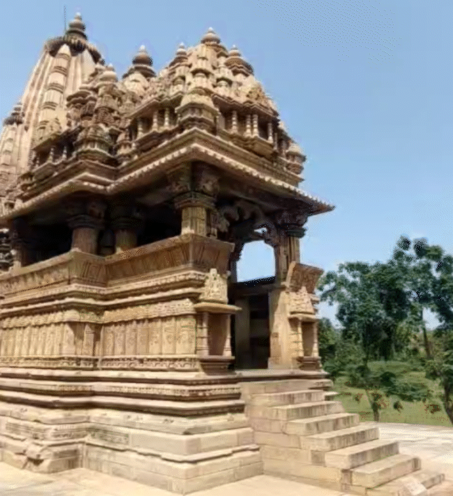 इसी मंदिर में भगवान विष्णु की खंडित प्रतिमा स्थापित है।