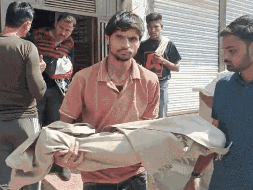 पड़ोसियों की मदद से पीड़ित परिवार को अस्पताल पहुंचाया गया था।