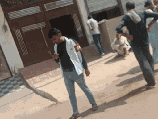 इस मकान में गेहूं को घुन से बचाने के लिए मकान मालिक ने सल्फास की गोलियां और सल्फास कैप्सूल का छिड़काव किया था।