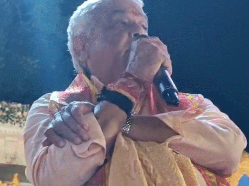 कार्यक्रम के दौरान जयपुर सड़क हादसे पर संवेदना जताते डॉ. मीणा।