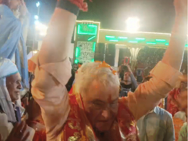 कीजो केसरी के लाल मेरा छोटा सा यह काम भजन पर झूमने लगे।