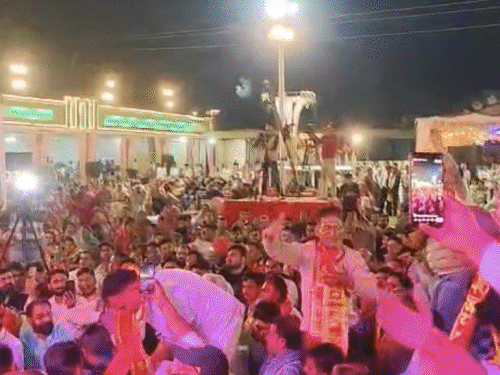 कार्यक्रम के दौरान भक्ति में श्रद्धालु।