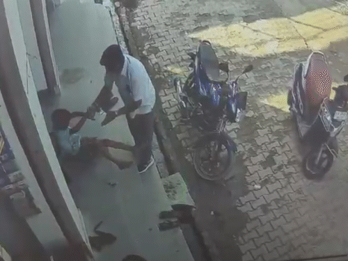 जिस जगह बच्चे की पिटाई की गई, वो जगह डॉक्टर के घर से 150 मीटर और पीड़ित के घर से 100 मीटर दूर है।