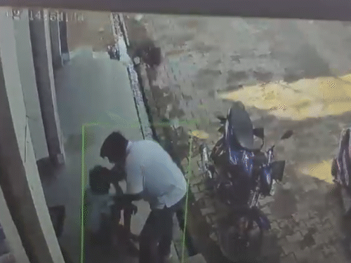 आरोपी झोलाछाप रणजीत बच्चे की छोड़ने की गुहार लगाने के बाद भी उसकी पिटाई करता रहता है।