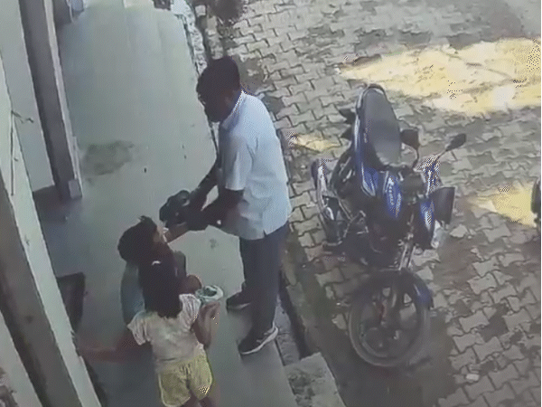 सीसीटीवी फुटेज में एक बच्ची भी नजर आ रही है जो कि बच्चे की पिटाई होता देख डरकर अंदर भाग जाती है।