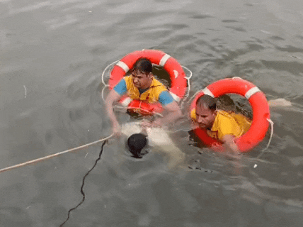 किसान के शव को बाहर लाते हुए सिविल डिफेन्स टीम।