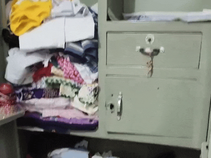 चोरो ने अलमारी में रखे नगदी और जेवरात चोरी कर लिए।