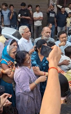 ज्वेलर, उनकी पत्नी और दोनों बेटों के शव पहुंचे तो परिवार के लोगों में चीख पुकार मच गई।