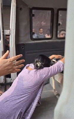 स्ट्रेचर पर सिर रखकर परिजन शव को देखते रहे और बिलखते रहे।