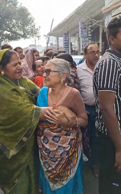 परिवार के लोगों को रिश्तेदार संभालते रहे और खुद भी रोते रहे।