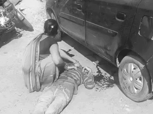 जयपुर के हरमाड़ा में डंपर के शिकार लोगों ने अपनों के सामने दम तोड़ा। बॉडी के पास बैठी इस महिला के समझ में नहीं आ रहा था कि अब क्या करे।