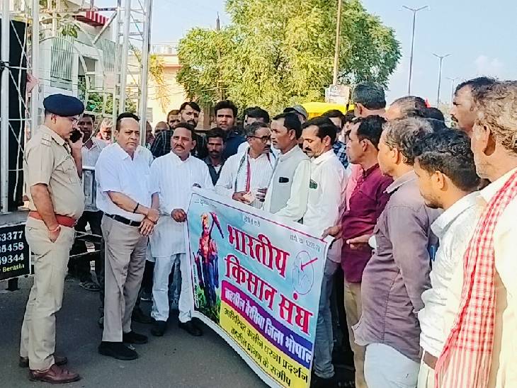 किसानों से चर्चा करते एसडीएम आशुतोष शर्मा।