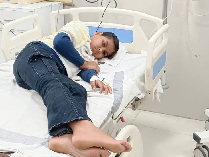 अस्पताल में भर्ती बच्चा।