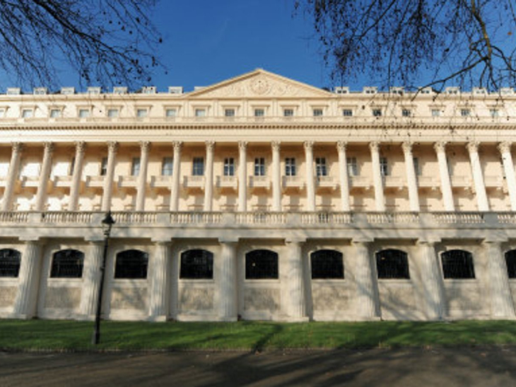 सेंट्रल लंदन में बकिंघम पैलेस के पास कार्लटन हाउस टेरेस को हिंदुजा ब्रदर्स ने 2006 में खरीदा था। ये 25-बेडरूम वाला एक मेंशन है।