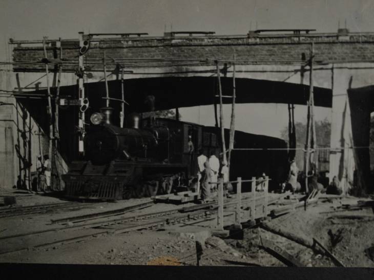 1952 में स्टीम लोकोमोटिव की ट्रायल शास्त्री ब्रिज के नीचे से ली जा रही है। इस समय शास्त्री ब्रिज का निर्माण जोरों से हो रहा है। करीब ढाई साल में ये ब्रिज तैयार हुआ था।