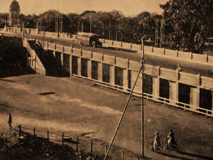 1953 का यह दुर्लभ चित्र वर्तमान कमिश्नर कार्यालय के सामने से लिया गया है, जिसमें शास्त्री मार्केट नहीं दिखाई दे रहा है कुछ ही साइकिल एवं तांगे दिखाई दे रहे हैं। फोटो -जफर अंसारी