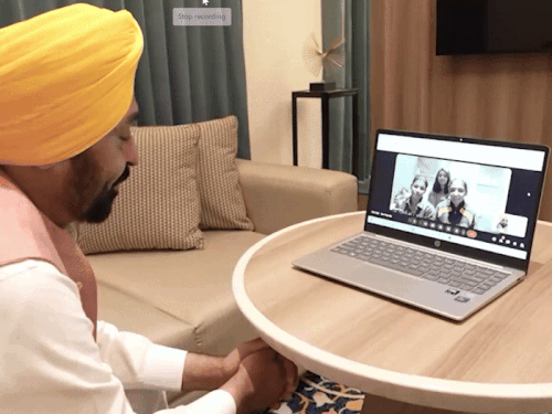 सीएम भगवंत मान हरमनप्रीत, अमन जोत, हरलीन दयोल से बात करते हुए। - Dainik Bhaskar