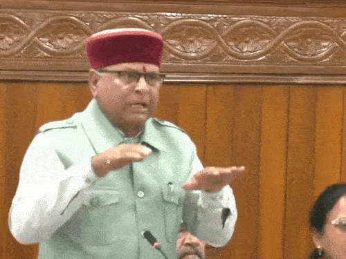 बीजेपी और कांग्रेस विधायकों के बीच हुई बहस।