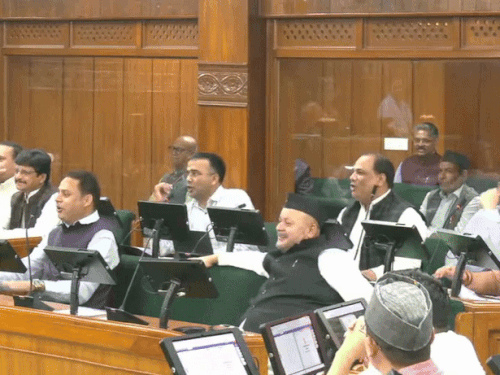 सदन में लगते वोट चोर गद्दी छोड़ के नारे।