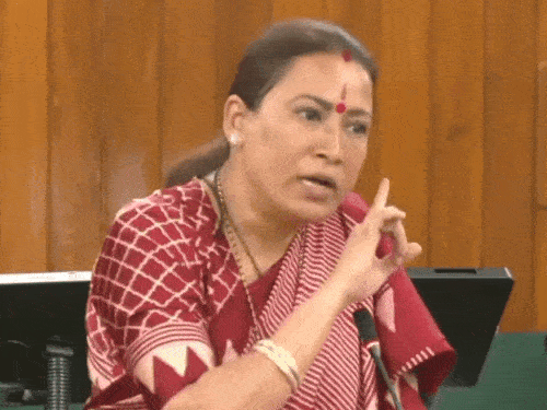 खिलाड़ियों को इनाम पर कांग्रेस विधायक को जवाब देतीं मंत्री रेखा आर्य।