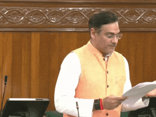 स्पीकर ऋतु खंडूरी मंत्री को समय समाप्त होने की जानकारी देती हुईं।