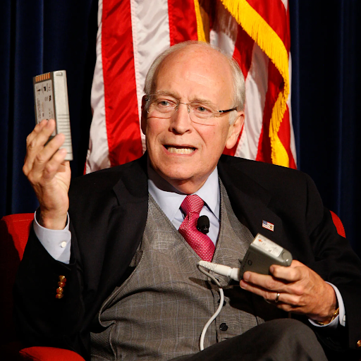 डिक चेनी ट्रांसप्लांट के बाद हार्ट ट्रांसप्लांट मशीन दिखाते हुए। तस्वीर 2012 की है।