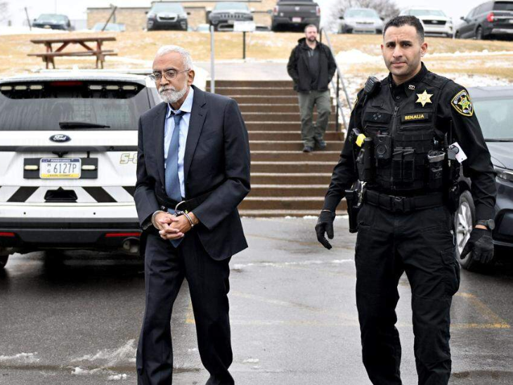 वेदम को जेल से रिहा होने के बाद हिरासत में लेते अमेरिकी इमिग्रेशन विभाग के अधिकारी।